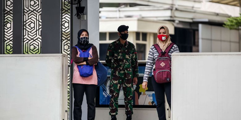 Personel TNI saat berjaga di Stasiun MRT Bundaran HI, Jakarta Pusat, Rabu (27/5/2020). Presiden Joko Widodo menginstruksikan Panglima TNI untuk mengerahkan personelnya dalam menertibkan masyarakat selama pemberlakuan pembatasan sosial berskala besar ( PSBB) untuk memutus mata rantai penularan Covid-19.