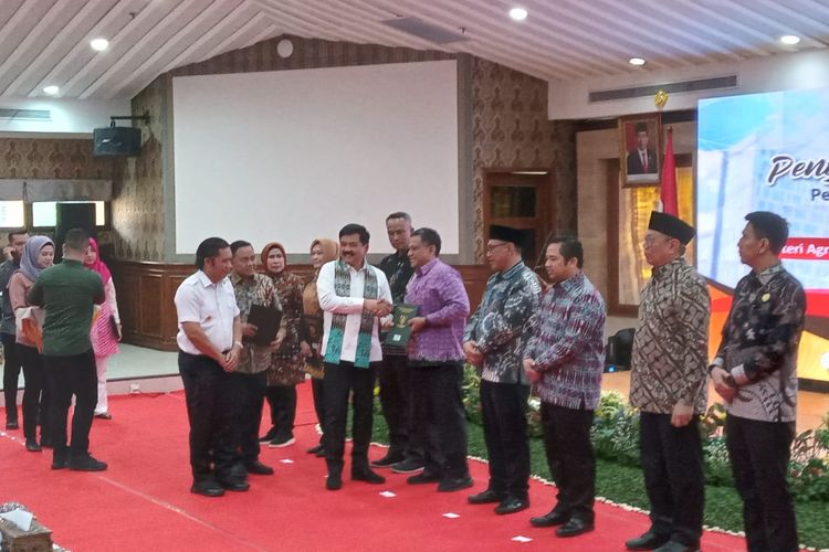 Menteri ATR/Kepala BPN, Hadi Tjahjanto menyerahkan 10 sertifikat tanah kepada warga di Kecamatan Ciomas, Kabupaten Serang, Banten pada Kamis (27/7/2023).