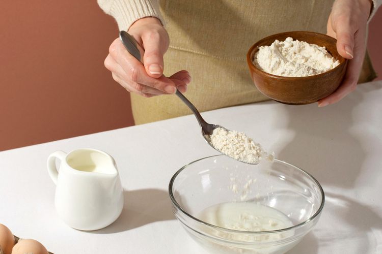 Ilustrasi cara mengecek ragi apakah masih aktif atau tidak sebelum membuat kue.