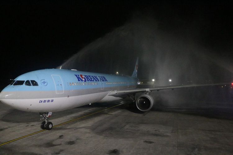 Pesawat Korean Air mendarat di runway Bandara I Gusti Ngurah Rai pada Kamis (14/7/2022) tengah malam pukul 23.30 WITA.