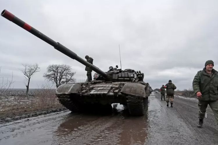 Milisi pro-Rusia dengan tank mereka di Luhansk.