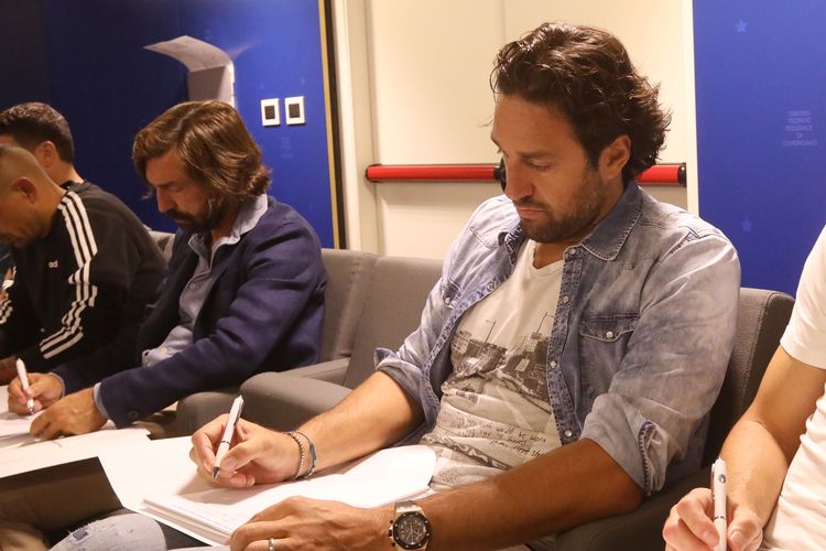 Andrea Pirlo (baju biru tua) menjalani kursus UEFA Pro di Coverciano pada September 2019.