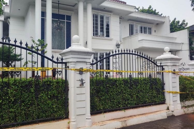 Kondisi rumah Uya Kuya di Duren Sawit pasca dijarah massa, Sabtu, (31/8/2025).