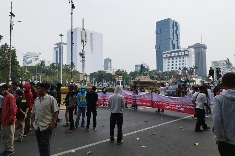 Keramaian pengunjuk rasa menjelang keputusan MKMK di Jalan Medan Merdeka Barat dekat Patung Kuda, Gambir, Jakarta Pusat, Selasa (7/11/2023). (KOMPAS.com/XENA OLIVIA)