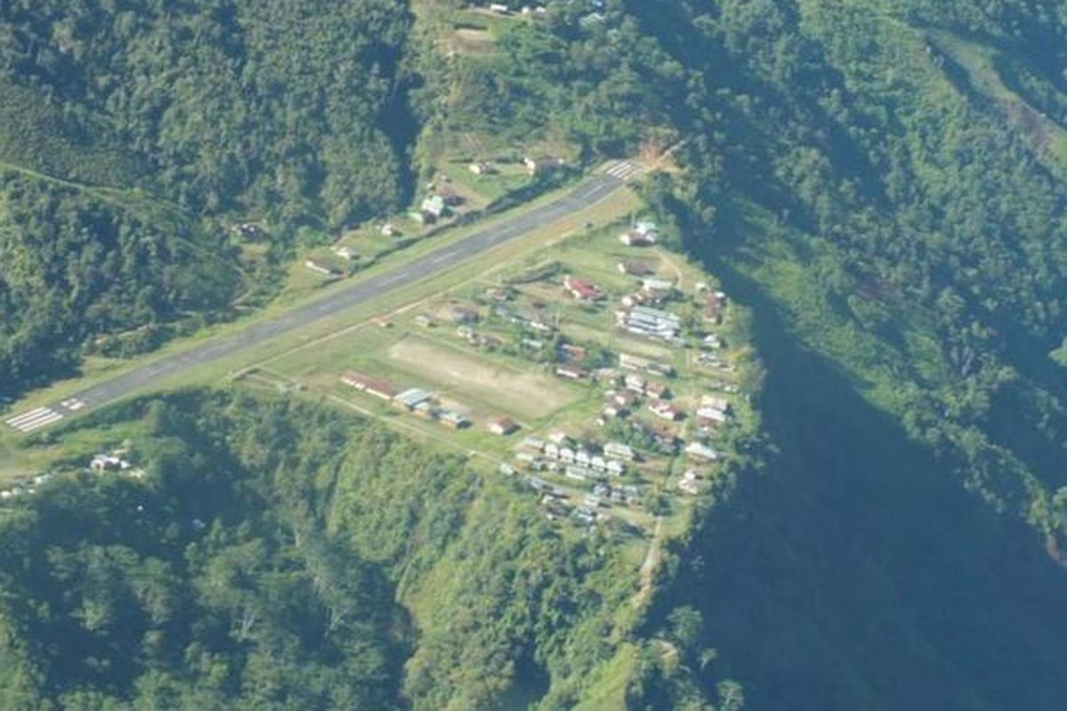 Bandara Kiwirok, satu-satunya akses masuk dan keluar distrik ini, sempat menjadi area pertempuran antara aparat dan milisi TPNBP, September lalu. Kiwirok berbatasan langsung dengan Papua Nugini.