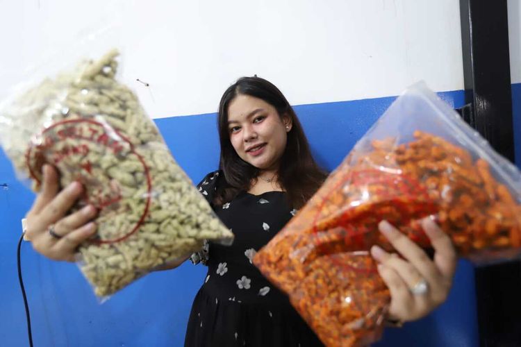 Yuli Sri Nuraeni, owner Basreng Sultan Bandung.