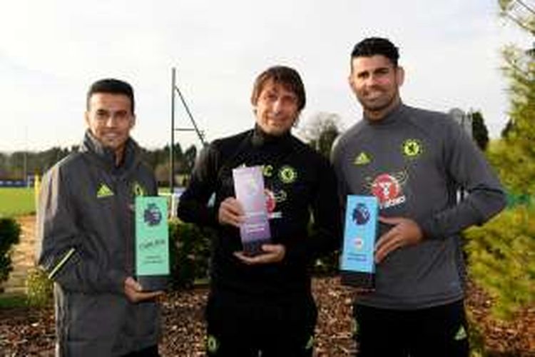 Pedro Rodriguez (kiri), Antonio Conte (tengah), dan Diego Costa memenangi penghargaan individu Premier League untuk November 2016.