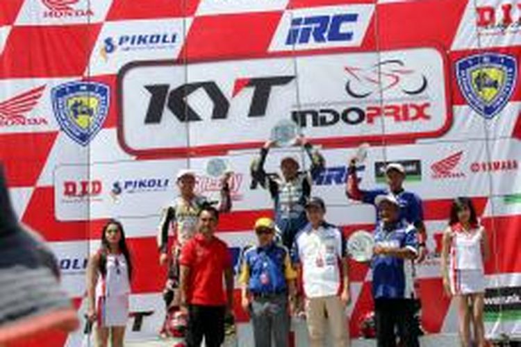 Podium race 1 IP2 seri 5 Indoprix di sirkuit Balipat Binuang Banjarmasin, Minggu (22/9/2013). Dari kiri ke kanan: Fitriansyah Kete, Hendriansyah, Sudarmono.