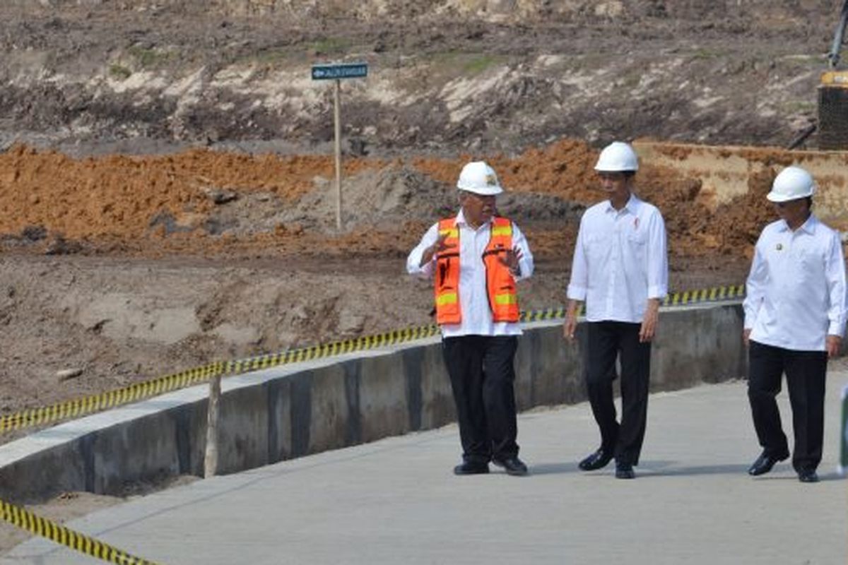 Presiden Jokowi (tengah) sedang berbincang dengan Meneri Pekerjaan Umum dan Perumahan Rakyat (PUPR) Basuki Hadimoeljono (kanan) saat mengecek salah satu proyek insfrastruktur.  