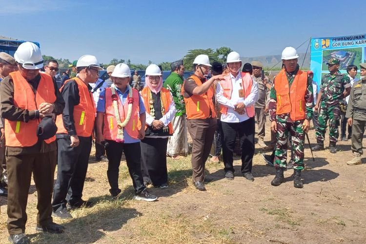 Peresmian proses pembangunan GOR Bung Karna yang terletak di Desa Kilensari, Kecamatan Panarukan, Kabupaten Situbondo, Provinsi Jawa Timur.