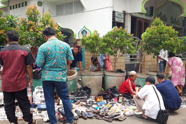 Proses jual beli barang-barang bekas di Jembatan Item, Pasar Loak Jatinegara, Jakarta Timur, Kamis (7/12/2018)