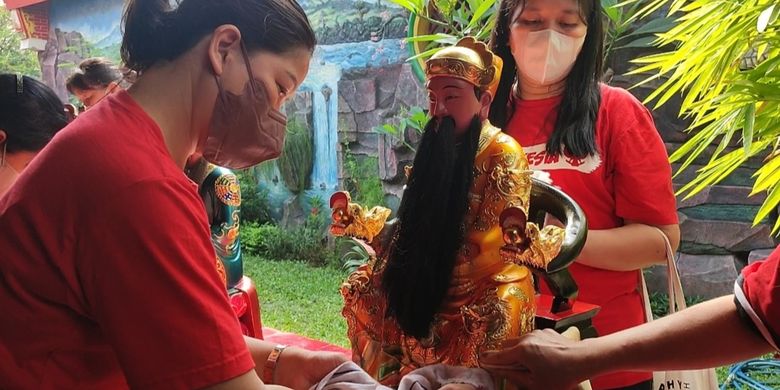 Sejumlah Pengurus dan Anggota Wandani Kota Cirebon turut serta pada ritual Bersih Rupang di Vihara Dewi Welas Asih, Kecamatan Lemahwungkuk, Kota Cirebon, Jawa Barat, Senin (16/1/2023). Mereka meyakini bersih rupang sebagai wujud berbakti kepada leluhur sekaligus pembersihan jiwa menjelang Imlek lima hari mendatang.