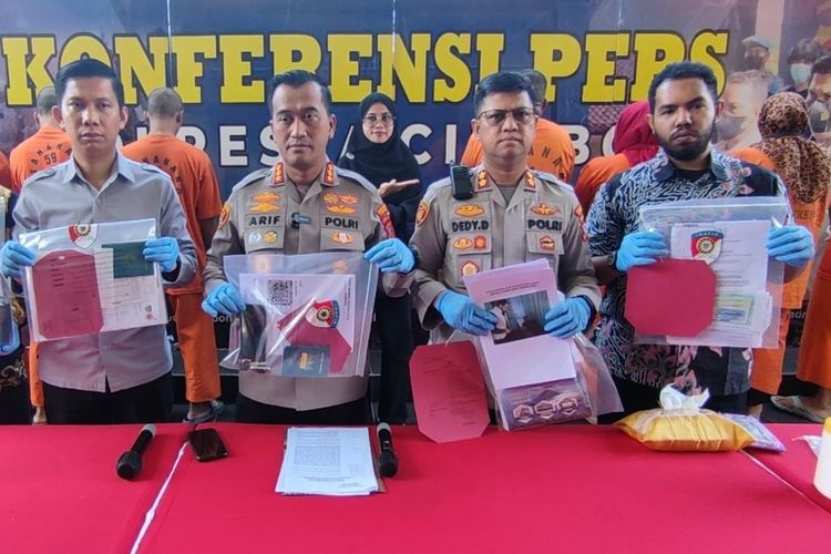 Kapolresta Cirebon Kombes Pol Arif Budiman bersama jajaran Satgas TPPO menunjukkan empat orang pelaku serta beberapa barang bukti, di Mapolresta Cirebon, Jumat (9/6/2023)