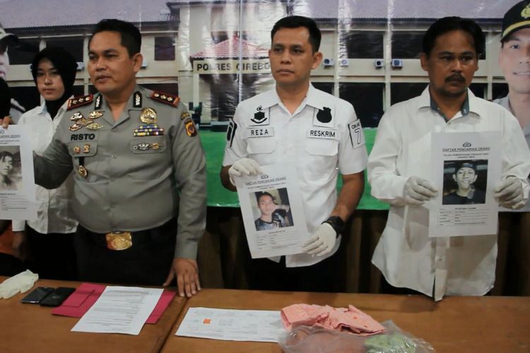 Kapolres Cirebon, AKBP Risto Samodra bersama Kasat Reskrim AKP Reza Arifian menunjukan sejumlah DPO pelaku pemerkosaan disertai kekerasan terhadap seorang siswi SMP di Kabupaten Cirebon, Senin (17/7/2017). Polisi akan sebar sejumlah foto para DPO di sejumlah tempat untuk mempercepat proses penangkapan. 