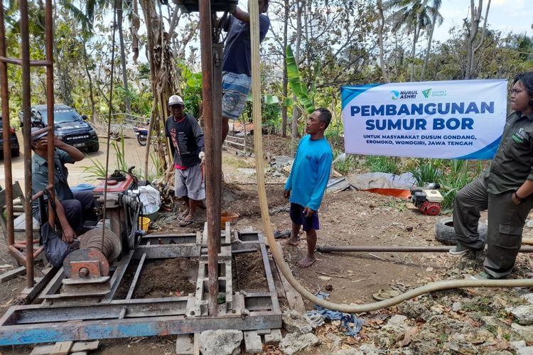 Pembuatan sumur bor di Pasekan, Eromoko, Wonogiri, Jawa Tengah.