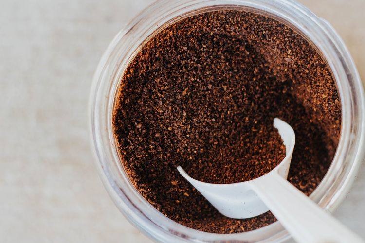 Cara terbaik mendapatkan manfaat masker kopi adalah mencampurkan bubuk kopi dengan bahan nonkomedogenik atau bahan yang tidak menyumbat pori-pori.