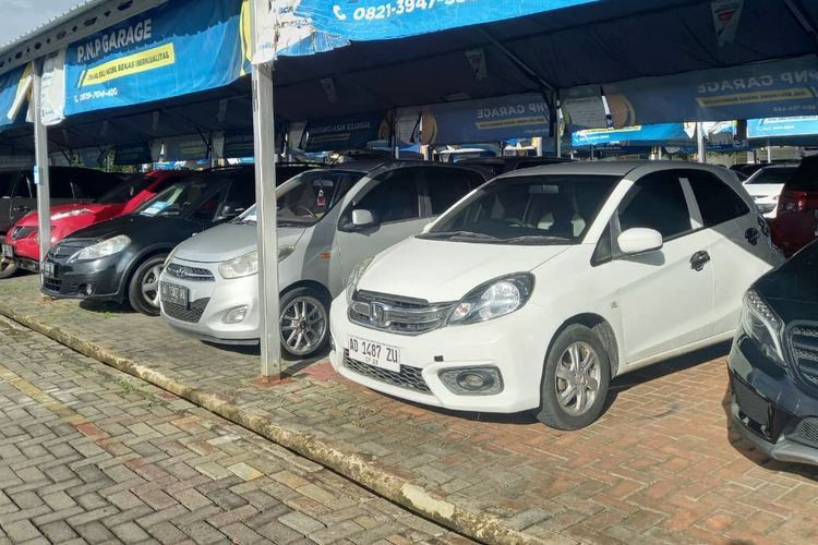 Mobil bekas di Carsentro Solo Baru, Jawa Tengah.