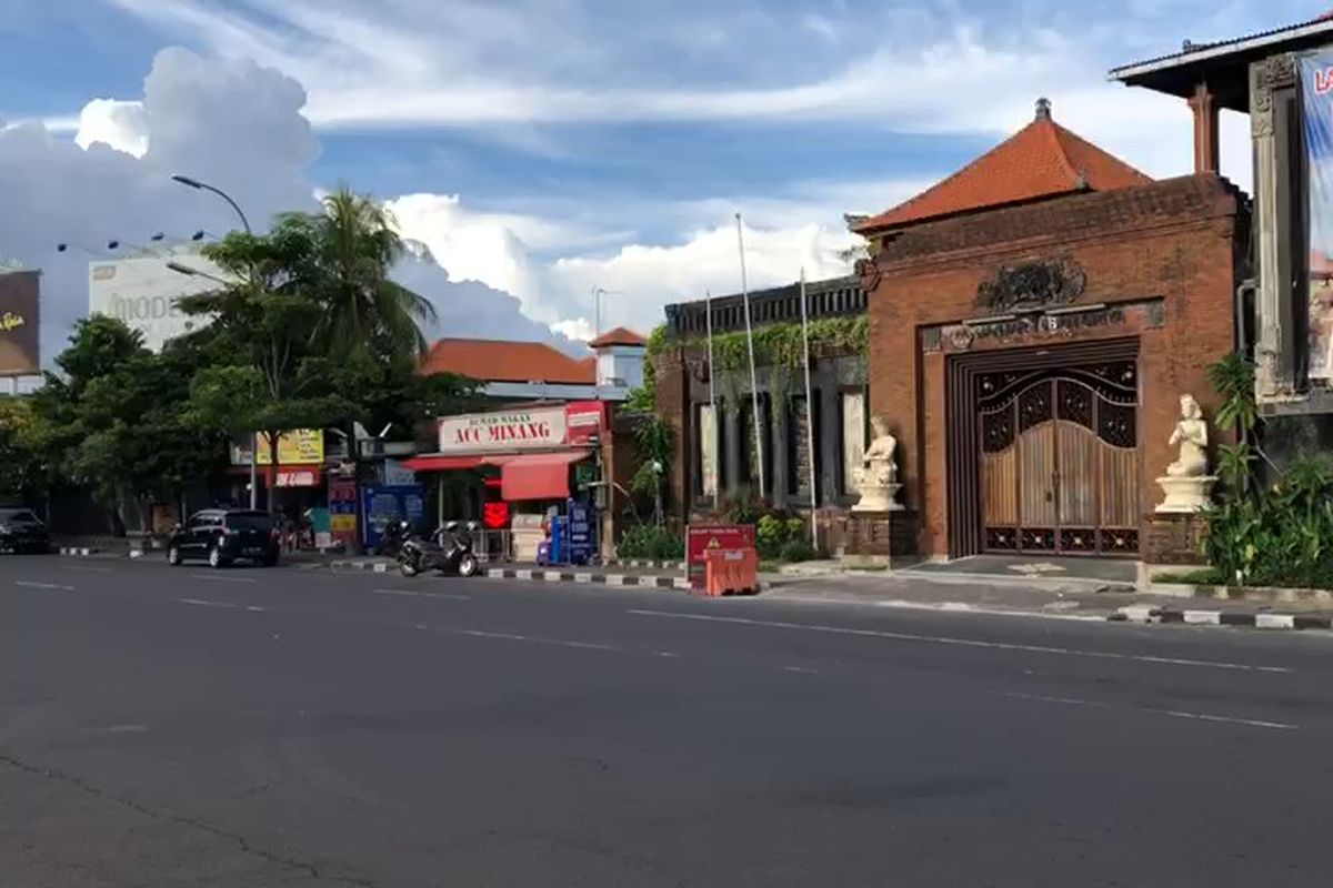 Kondisi Jl Tuban, Bali. Terlihat sepi pada Sabtu (11/4/2020).