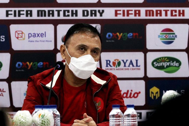 Ketua umum PSSI Mochamad Iriawan saat konferensi pers sebelum kickoff ujicoba melawan Timor Leste dalam rangka FIFA Matchday di Stadion Kapten I Wayan Dipta Gianyar, Bali, Kamis (27/1/2021) malam. 