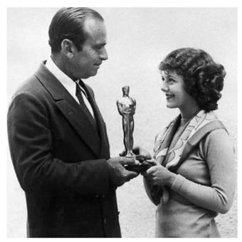 Douglas Fairbanks menghadiahkan Janet Gaynor dengan Academy Award pertama untuk Aktris Terbaik,