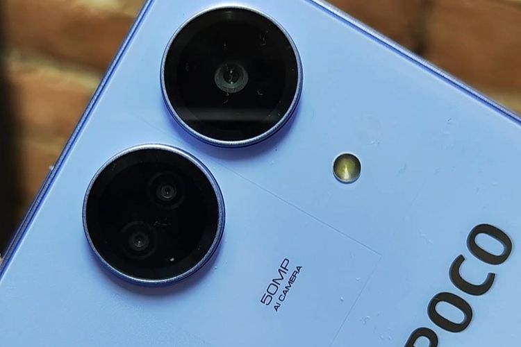 Poco C65 datang dua kamera belakang yang disematkan secara vertikal tanpa penampang. Konfigurasi kameranya masing-masing adalah kamera utama 50 MP (f/1.8) dan kamera makro 2 MP (f/2.4).
