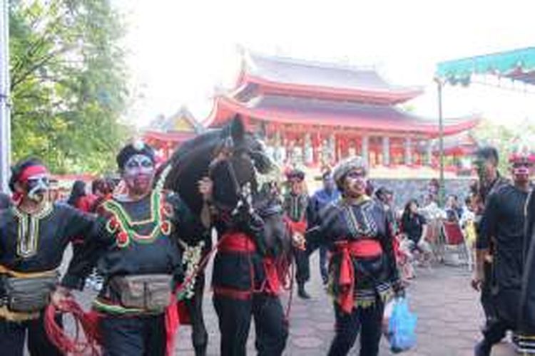 Berbagai komunitas kebudayaan Tionghoa dan kebudayaan Jawa turut meramaikan prosesi budaya arak-arakan Sam Poo dari Klenteng Tai Kak Sie menuju Klenteng Agung Sam Poo Kong, Minggu (31/7/2016).