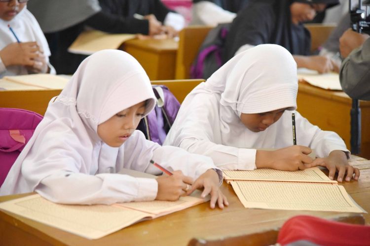  Pemerintah Kabupaten Purwakarta akan menerapkan full fay scholl berbasis madrasah dan pesantren. Peserta didik nantinya akan menerima pelajaran agama dari madrasah atau pesantren yang terintegrasi dengan sekolah umum. 