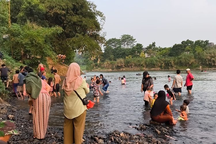 Sungai Cisadane Surut Imbas Kemarau, Kini Jadi Tempat Rekreasi Warga Keranggan Tangsel