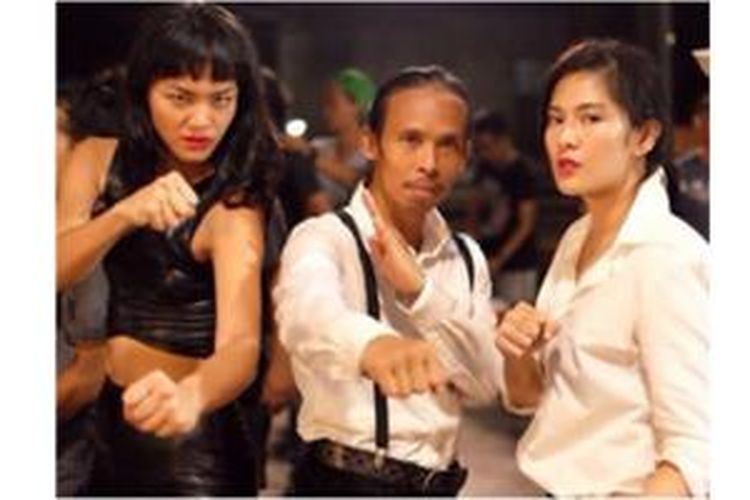 Kelly Tandiono, Yayan Ruhiyan, dan Dian Sastrowardoyo beradegan laga untuk film 'Gangster'.