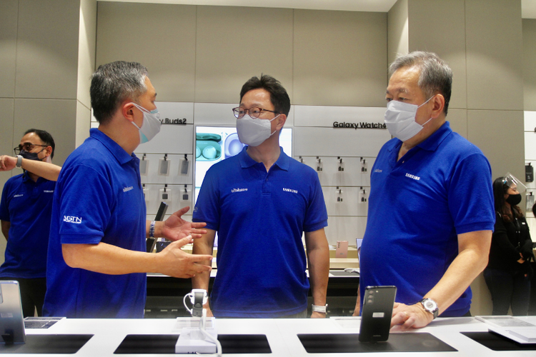 Dari kiri, CEO & Co-Founder Blibli Kusumo Martanto, President SEIN Yoon Soo Kim, dan Managing Director Djarum Group Honky Harjo sedang mengamati fasilitas yang tersedia di Samsung Experience Store Cilandak Town Square.
