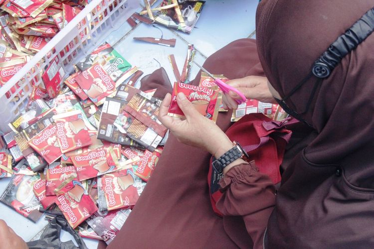 Sambil menunggu anak mereka belajar di kelas, para orangtua murid PAUD di Cianjur, Jawa Barat ini kreatif membuat kerajinan dari bekas bungkus kopi.