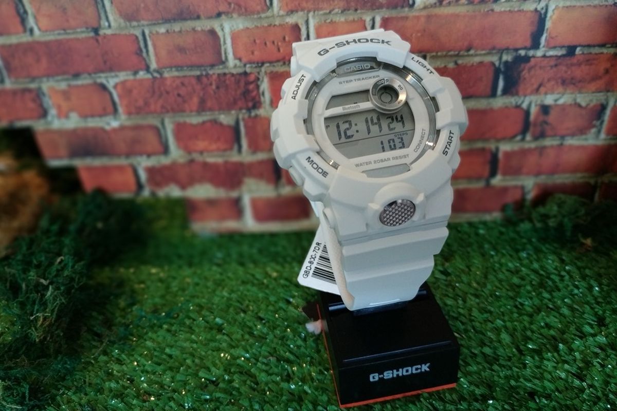 Jam tangan G-Shock GBD-800 dengan layar digital. Dua varian lainnya adalah GBA-800 dan BSA-B100 yang dilengkapi dengan jarum analog.   