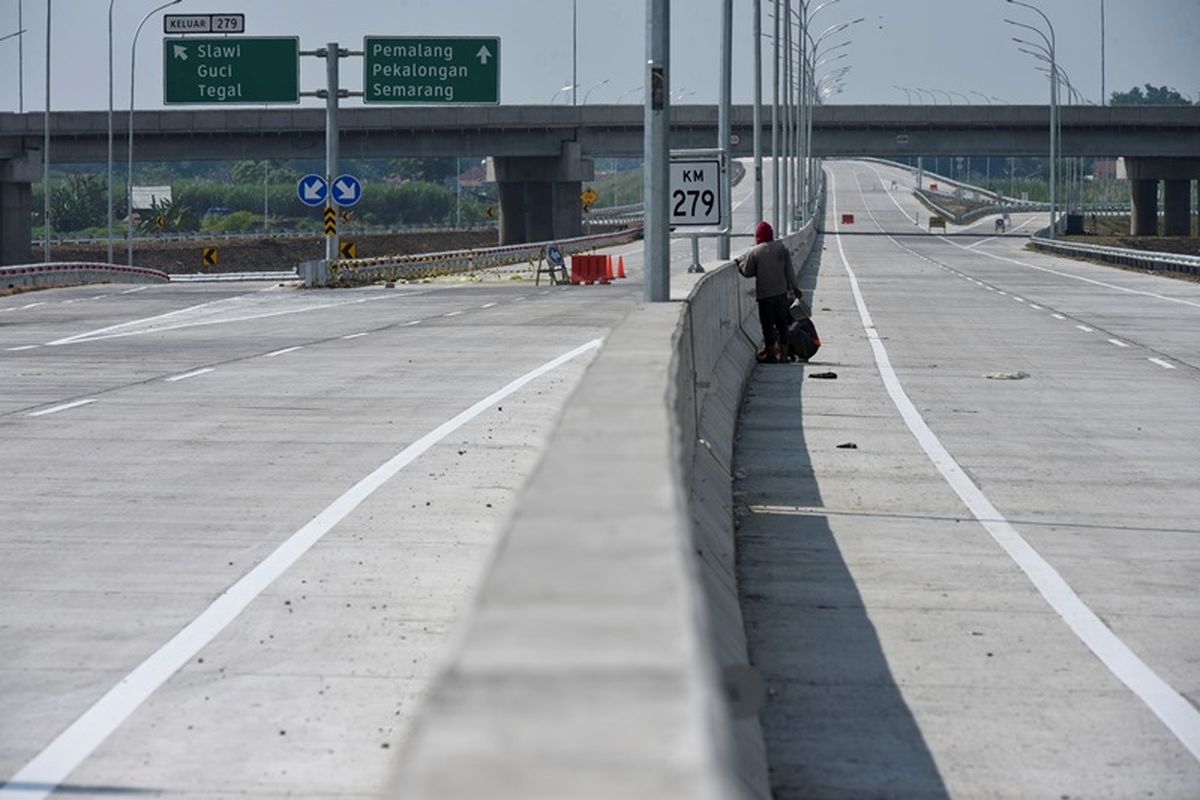 Pekerja mengerjakan pembatas jalan pada ruas Tol Pejagan-Pemalang di Tegal, Jawa Tengah, Jumat (18/5). Ruas Tol Pejagan-Pemalang seksi II dan IV (Brebes Timur-Pemalang) siap diujicoba beroperasi sehingga dapat digunakan pada arus mudik lebaran 2018. 