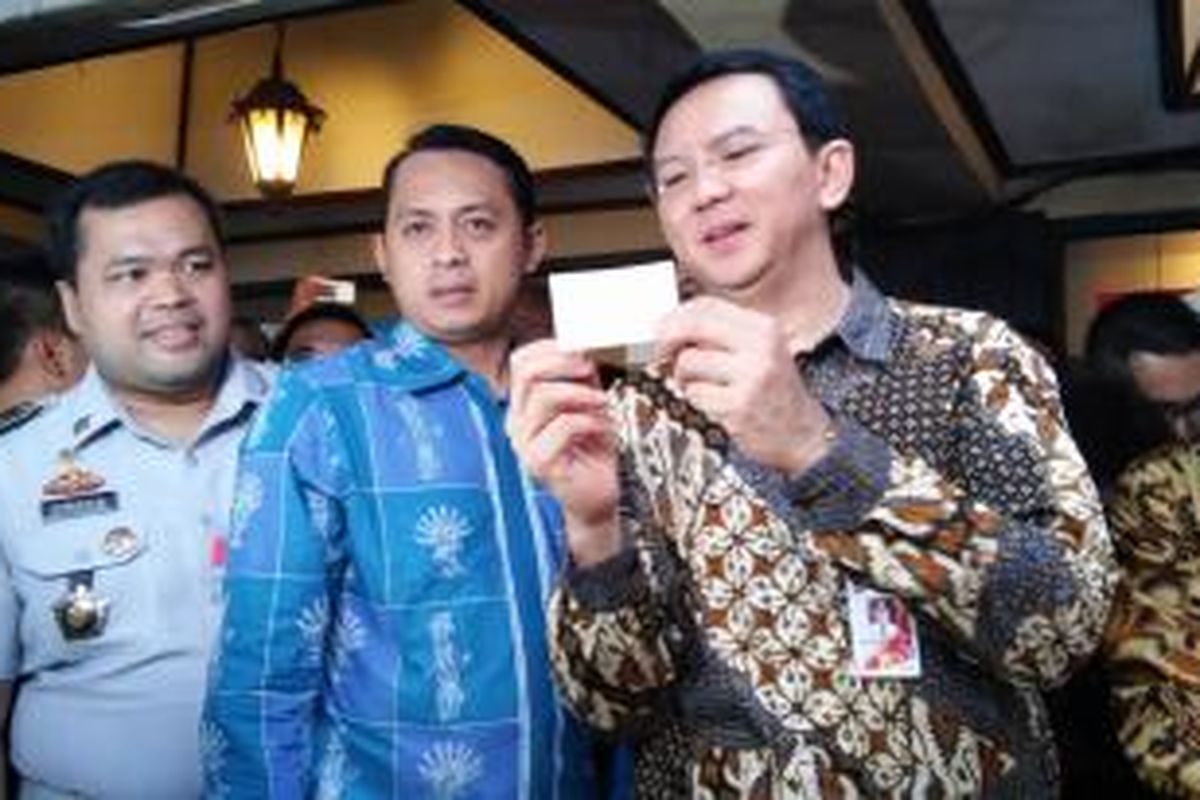 Gubernur DKI Jakarta Basuki Tjahaja Purnama menegaskan para juru parkir untuk tegas menjalankan instruksi pembayaran meteran parkir dengan menggunakan tap e-money.
