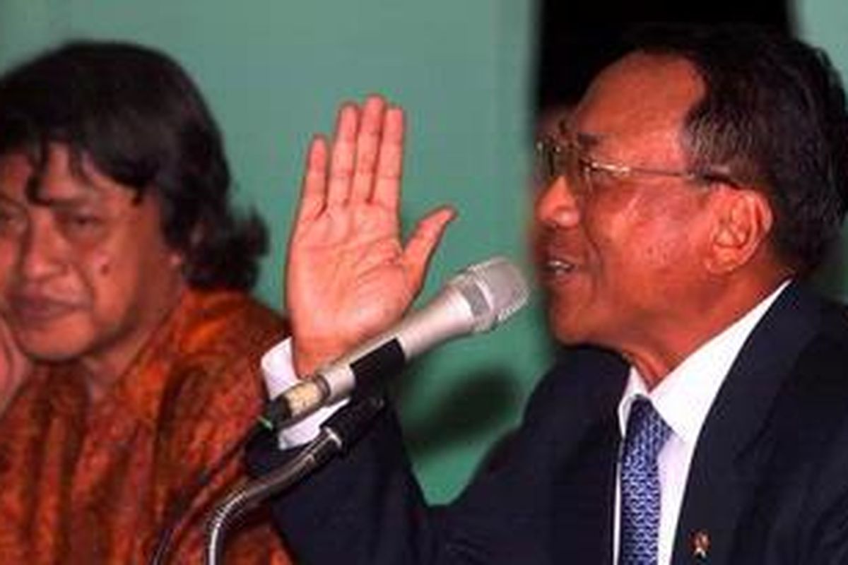 Menteri Energi Sumber Daya Mineral (ESDM) Jero Wacik (kanan) didampingi Wakil Menteri Widjajono Partowidagdo mengadakan jumpa pers di Kantor ESDM, Jakarta, Senin (20/2/2012). 