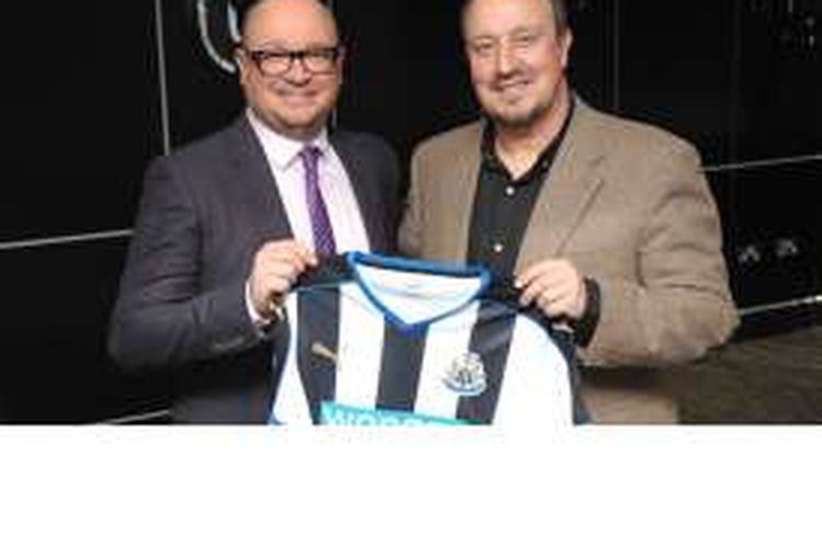 Rafael Benitez (kanan), berpose dengan kostum Newcastle United setelah dia secara resmi diumumkan sebagai manajer baru klub Premier League tersebut, Jumat (11/3/2016). Benitez menggantikan Steve McClaren yang dipecat pada hari yang sama.