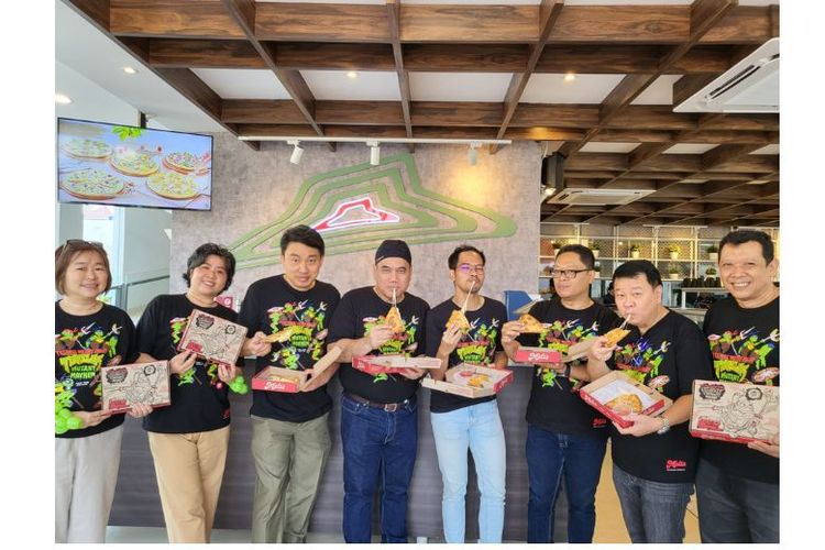 Pizza Hut Indonesia meluncurkan varian Pizza Melts secara simbolis bersamaan dengan pembukaan outlet Pizza Hut ke-620 di Symphony Puspitek, Pamulang, Banten, Minggu (23/7/2023). 