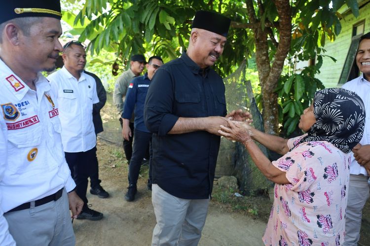 Bupati Kukar Edi Damansyah bertemu Sarinah, wanita berusia 80 tahun dari Desa Tanjung Batu.