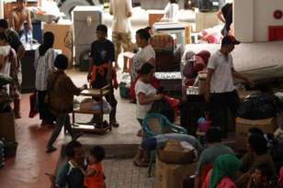 Warga asal Kalijodo memindahkan barang saat tiba di rumah susun sewa Pulogebang, Jakarta Timur, Rabu (24/2/2016). Hari ini sebanyak 86 kepala keluarga mulai pindah dan menempati unit di blok H rusun tersebut.