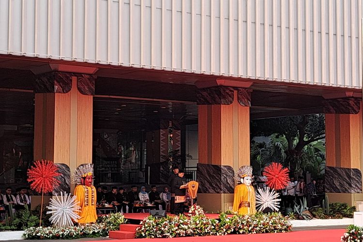Hardiknas, Pramono Serahkan Bantuan Pemutihan Ijazah ke 371 Siswa