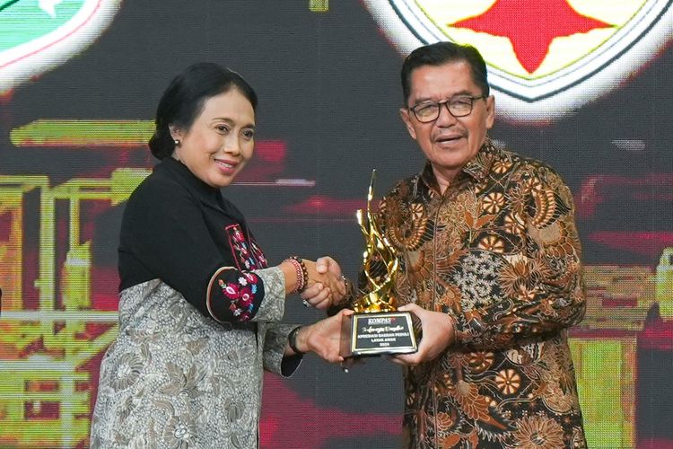 Menteri Pemberdayaan Perempuan dan Perlindungan Anak (PPPA) Bintang Puspayoga menyerahkan Apresiasi Daerah Peduli Layak Anak dari KompasTV kepada Wakil Bupati HST H Mansyah Sabri dalam acara HUT Kompas TV ke-13, bertempat di The Tribrata Dharmawangsa Jakarta, Rabu (11/9/2024).