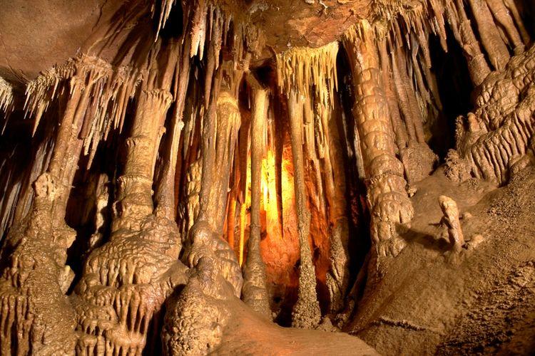 Ilustrasi stalagmit