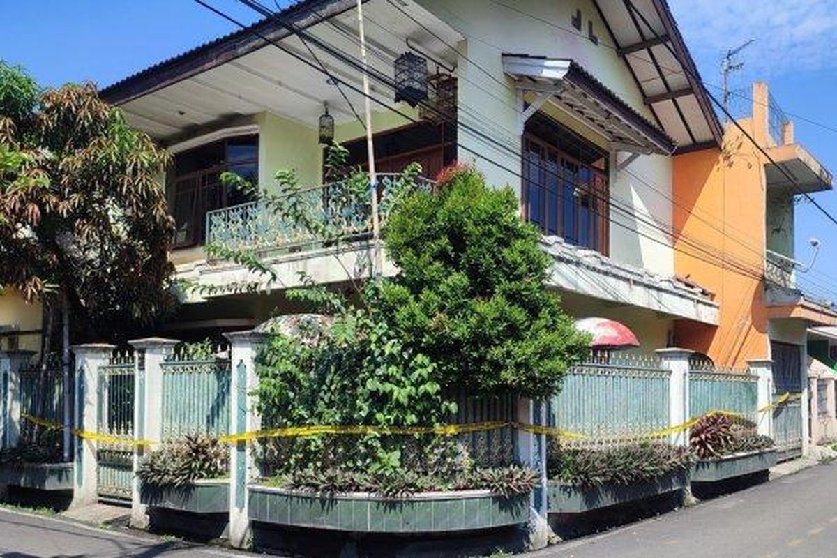 Rumah RM, perempuan 50 tahun yang menjadi korban pembunuhan dan mayatnya ditemukan dalam koper di Cikarang, Bekasi, Kamis (25/4/2024). Tetangga ungkap kebiasaan korban, suka memberi makan kucing. 
