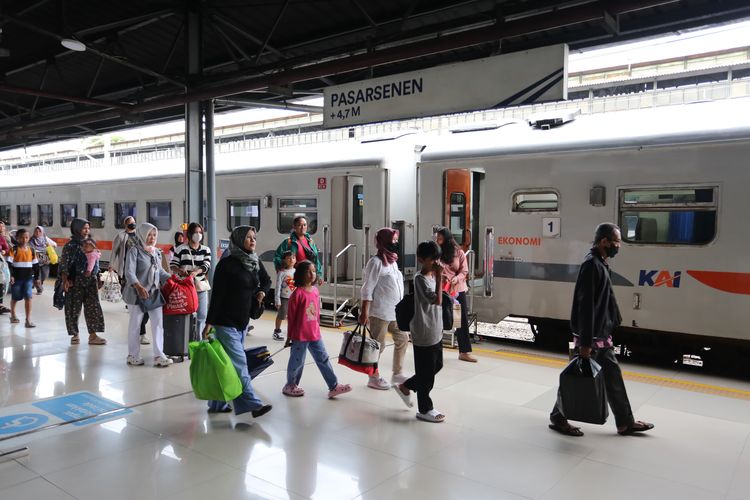 Kereta Api Indonesia (KAI) membuka pemesanan tiket kereta api untuk masa angkutan Lebaran mulai hari ini, Selasa (4/2/2025). 