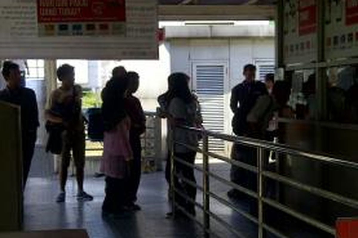 Seorang SPG mempromosikan kartu prabayar e-tiket transjakarta kepada warga di Halte Harmoni Central Busway, Rabu (6/8/2014).