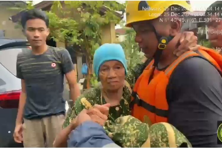 Tim SAR saat mengevakuasi korban terjebak banjir di Kota Dumai, Riau, Senin (25/12/2023).