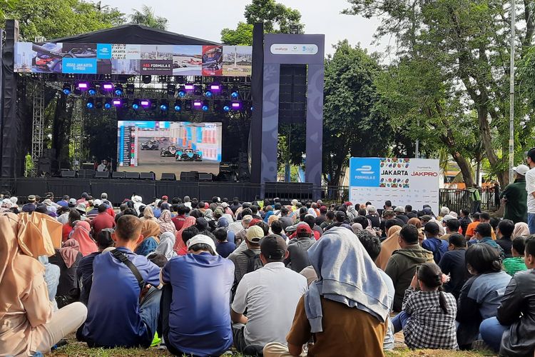 Suasana layar tancap nobar Formula E Jakarta di Taman Lumba-Lumba Ancol bagi penonton yang memegang tiket festival, Sabtu (4/6/2022) sore.
