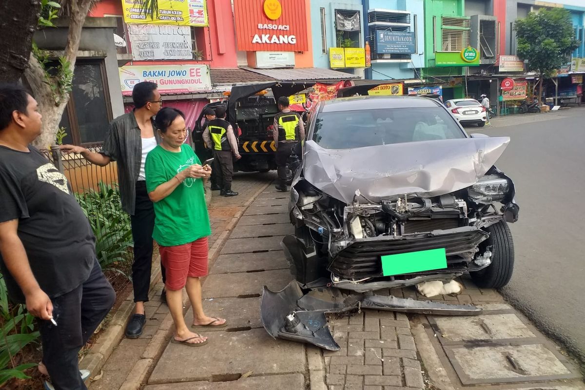 Kondisi mobil setelah menabrak tembok perumahan di Jalan Graha Raya Bintaro pada Sabtu (15/10/2022). (Istimewa)