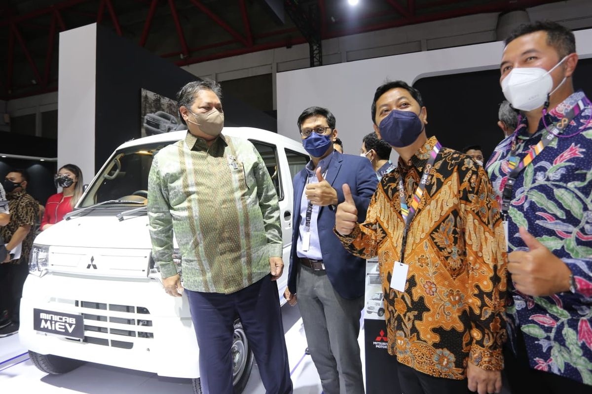 Menteri Perekonomian Airlangga Hartarto di booth MMKSI IIMS Hybrid 2022