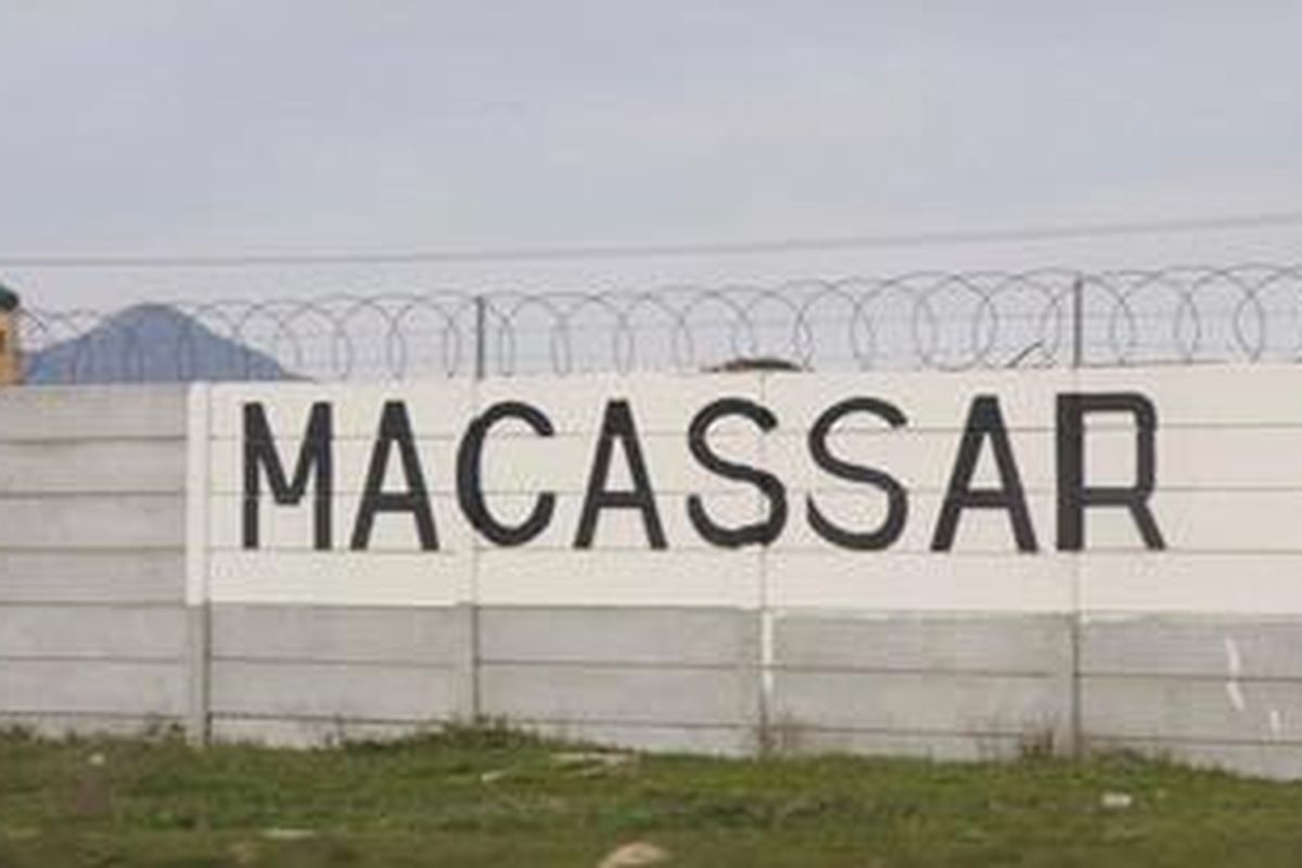 Sebuah tulisan besar "Macassar" tertera di tembok menuju kompleks makam Syeikh Yusuf di Kampung Macassar, Cape Town, Afrika Selatan.